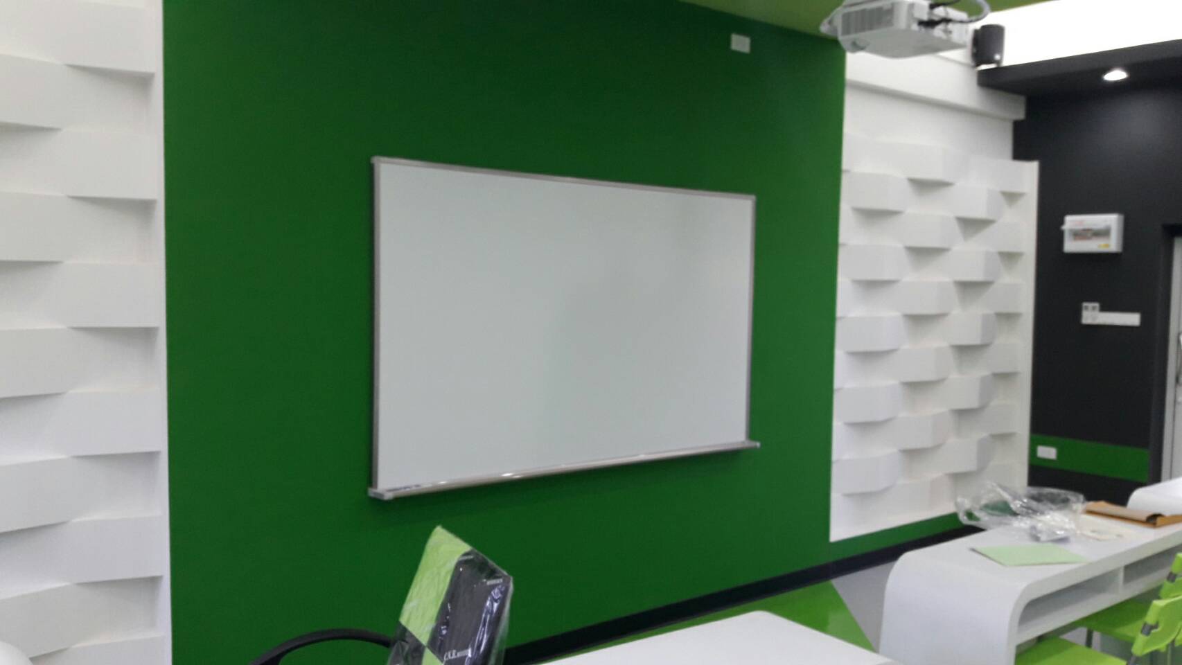 Whiteboard-nonreflex-ECO-Shelf
